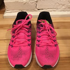 Size 9.5 Nike Zoom Pegasus 33 Sneakers